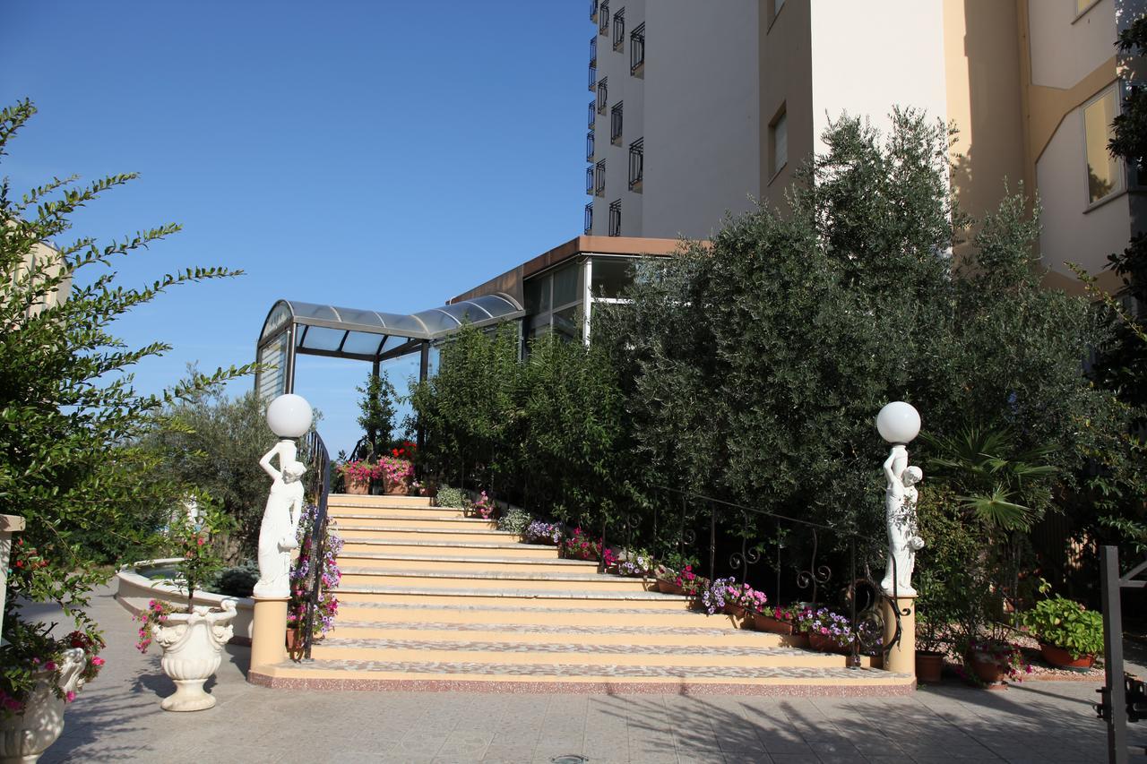 לידו דליי אסטנסי Hotel Plaza מראה חיצוני תמונה