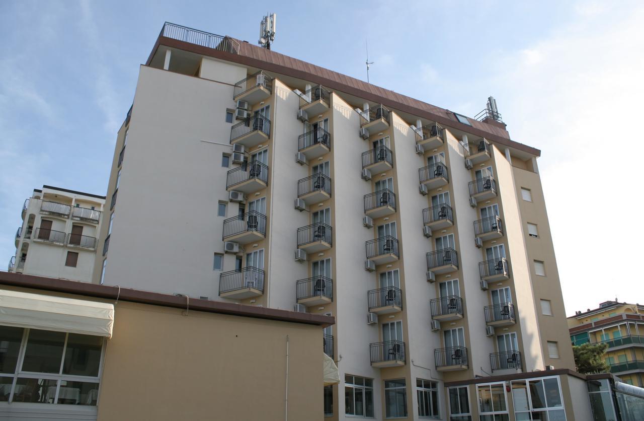 לידו דליי אסטנסי Hotel Plaza מראה חיצוני תמונה