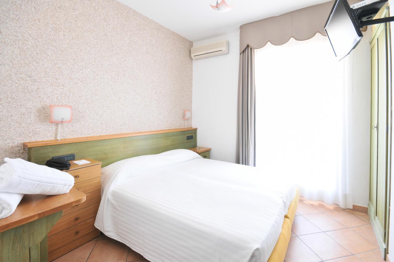 לידו דליי אסטנסי Hotel Plaza מראה חיצוני תמונה