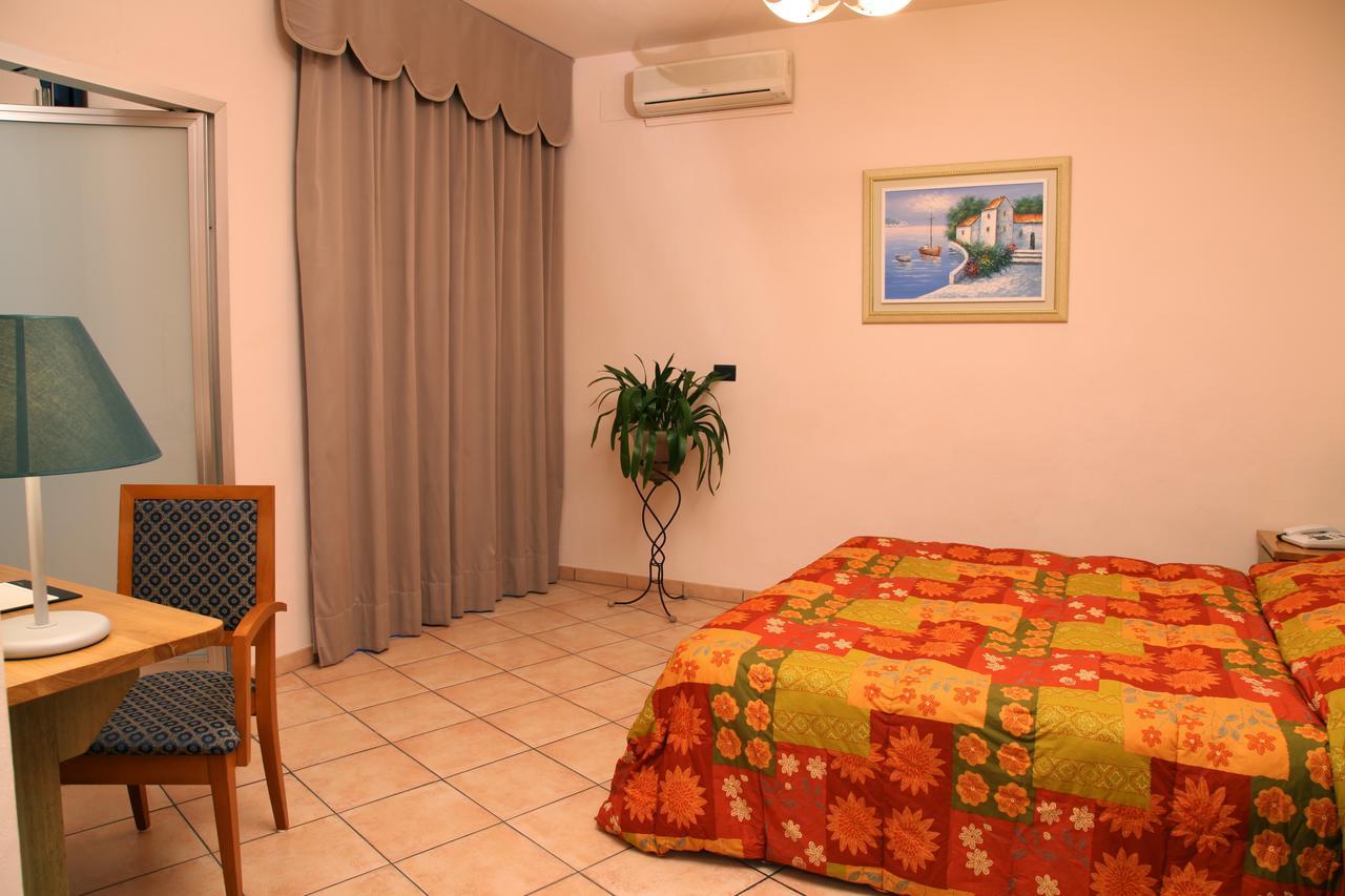 לידו דליי אסטנסי Hotel Plaza מראה חיצוני תמונה