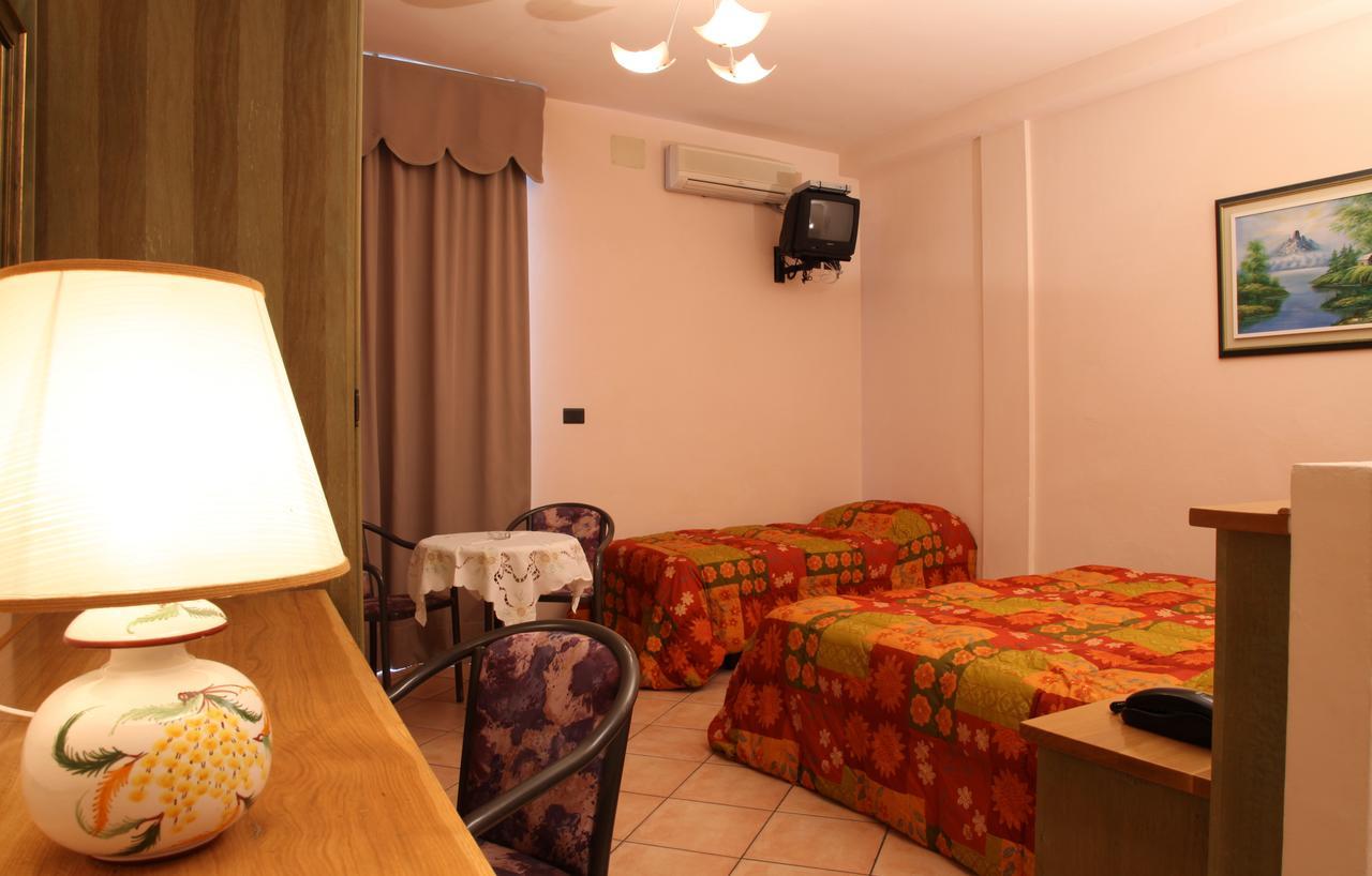 לידו דליי אסטנסי Hotel Plaza מראה חיצוני תמונה