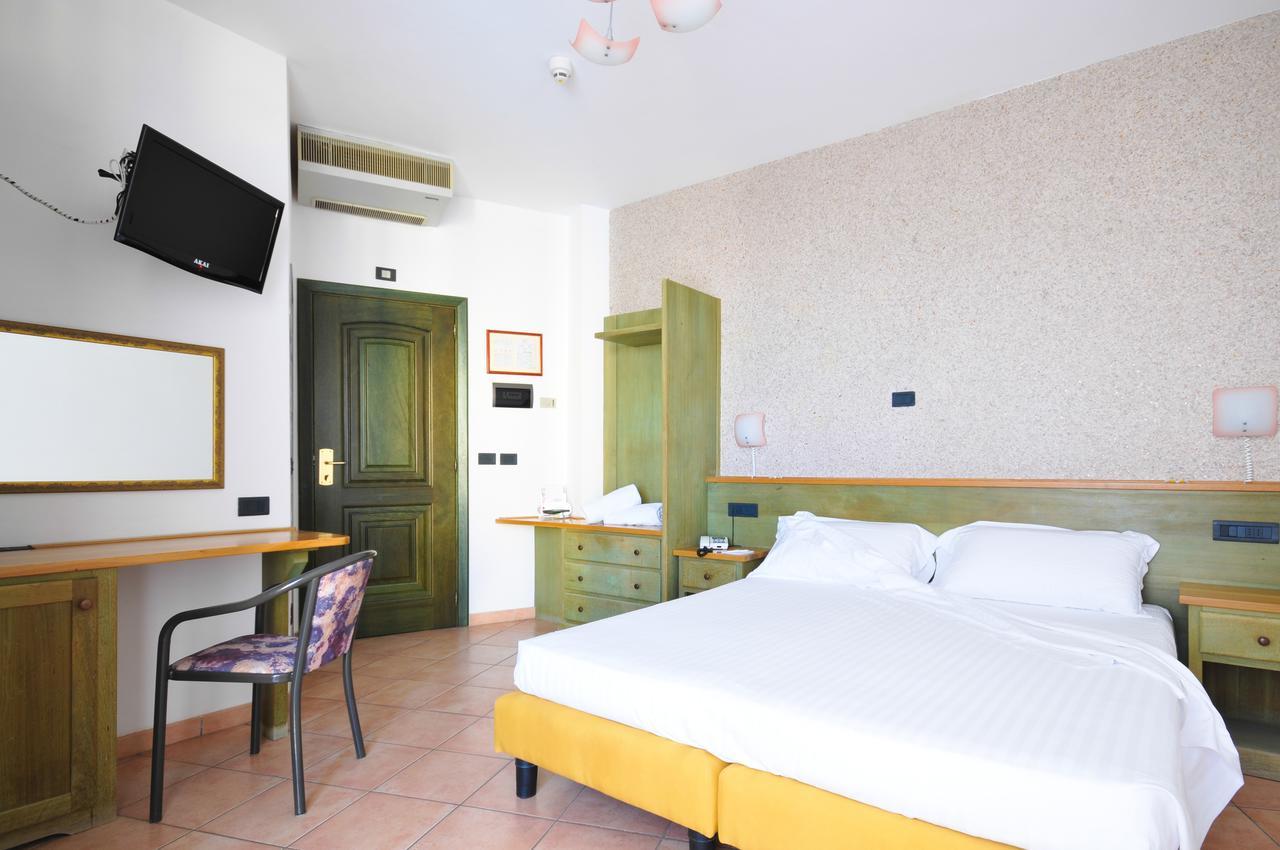 לידו דליי אסטנסי Hotel Plaza מראה חיצוני תמונה