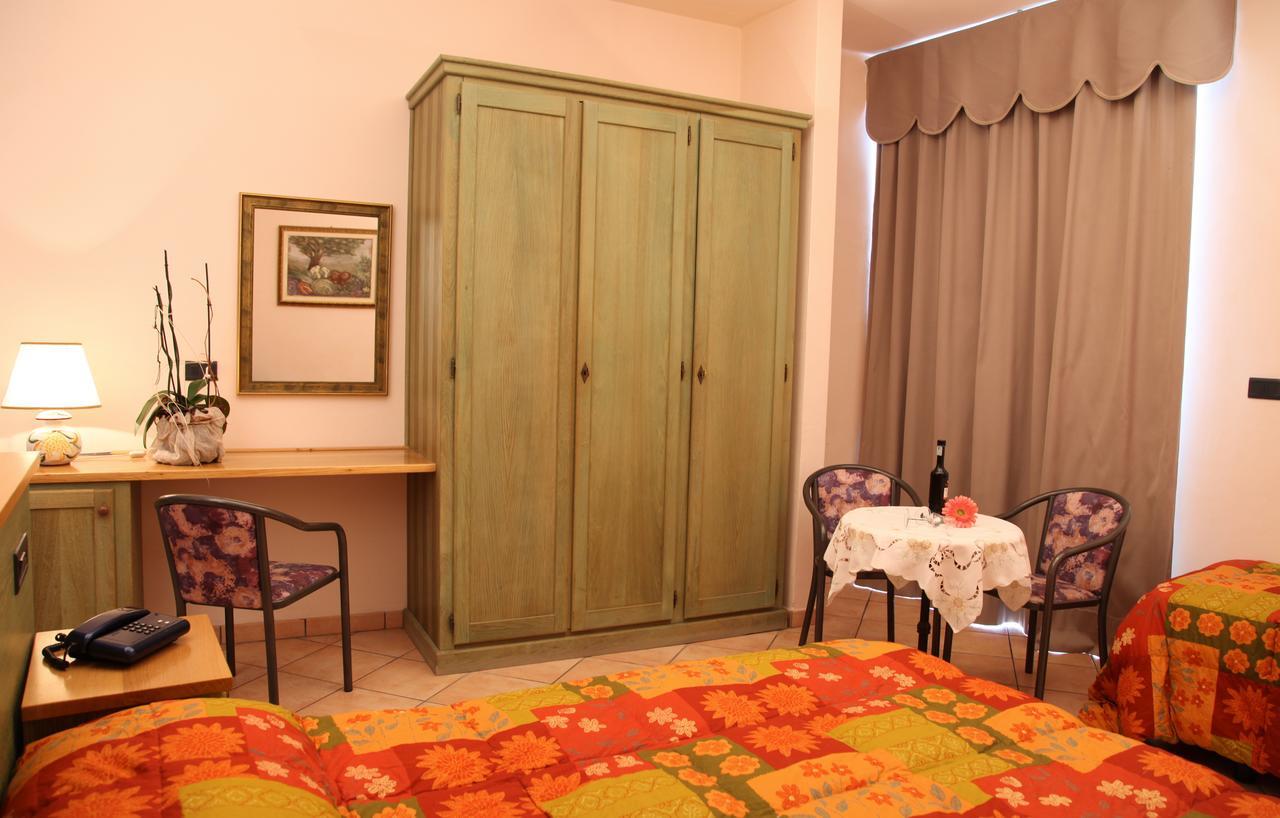 לידו דליי אסטנסי Hotel Plaza מראה חיצוני תמונה