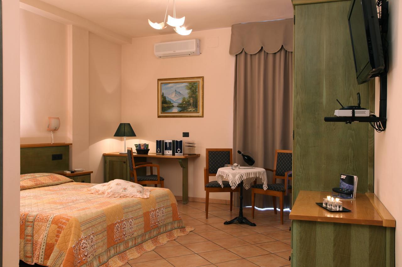 לידו דליי אסטנסי Hotel Plaza מראה חיצוני תמונה