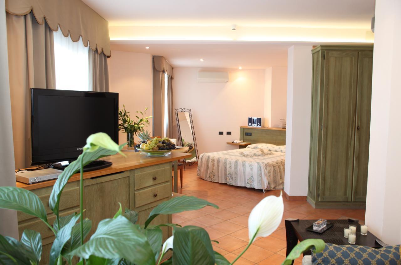 לידו דליי אסטנסי Hotel Plaza מראה חיצוני תמונה