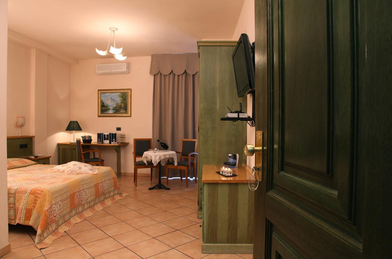 לידו דליי אסטנסי Hotel Plaza מראה חיצוני תמונה